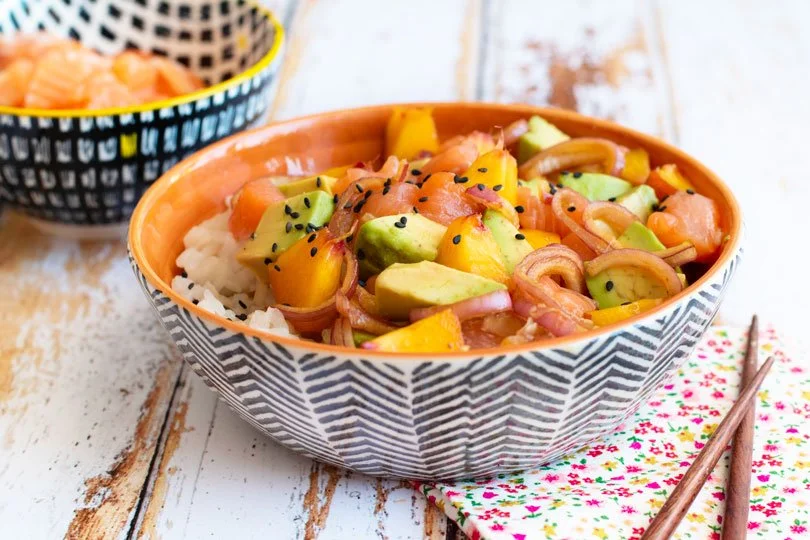 Bol Poke au saumon, avocat et pêche, plat frais et coloré