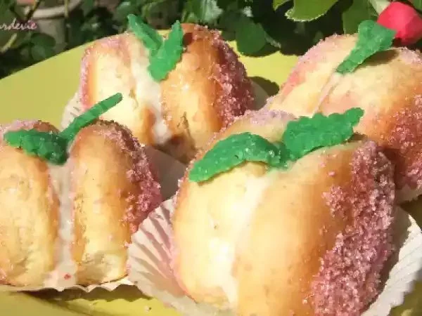 Brioches aux pêches, moelleuses et dorées, prêtes à être dégustées.