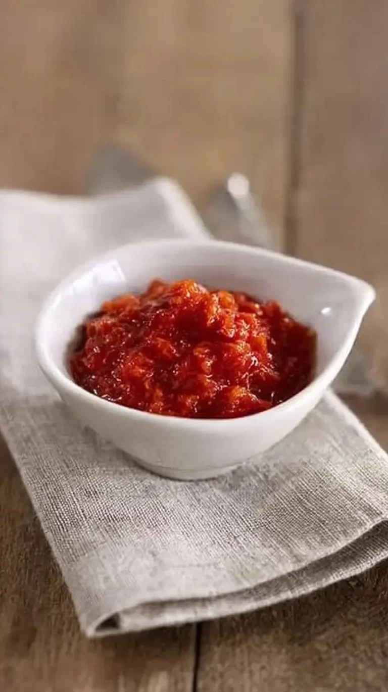 Caviar de tomates confites dans un bol, idéal pour l'apéritif