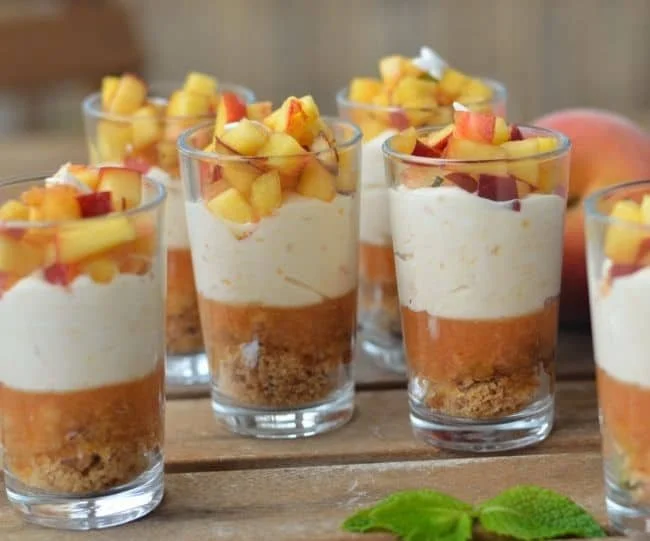 Crumble aux pêches et à la menthe présenté dans un plat en céramique