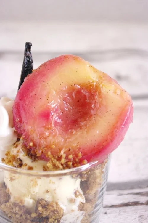Dessert à la Pêche Blanche et Vanille, un délice frais et sucré.