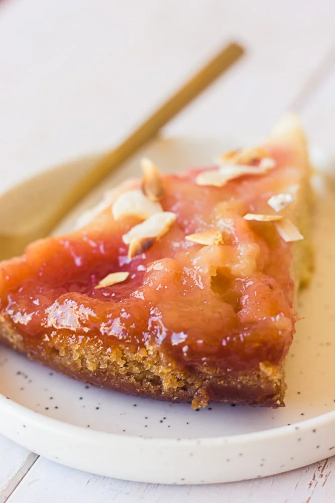Gâteau aux pêches à l'envers décoré de tranches de pêches sur le dessus