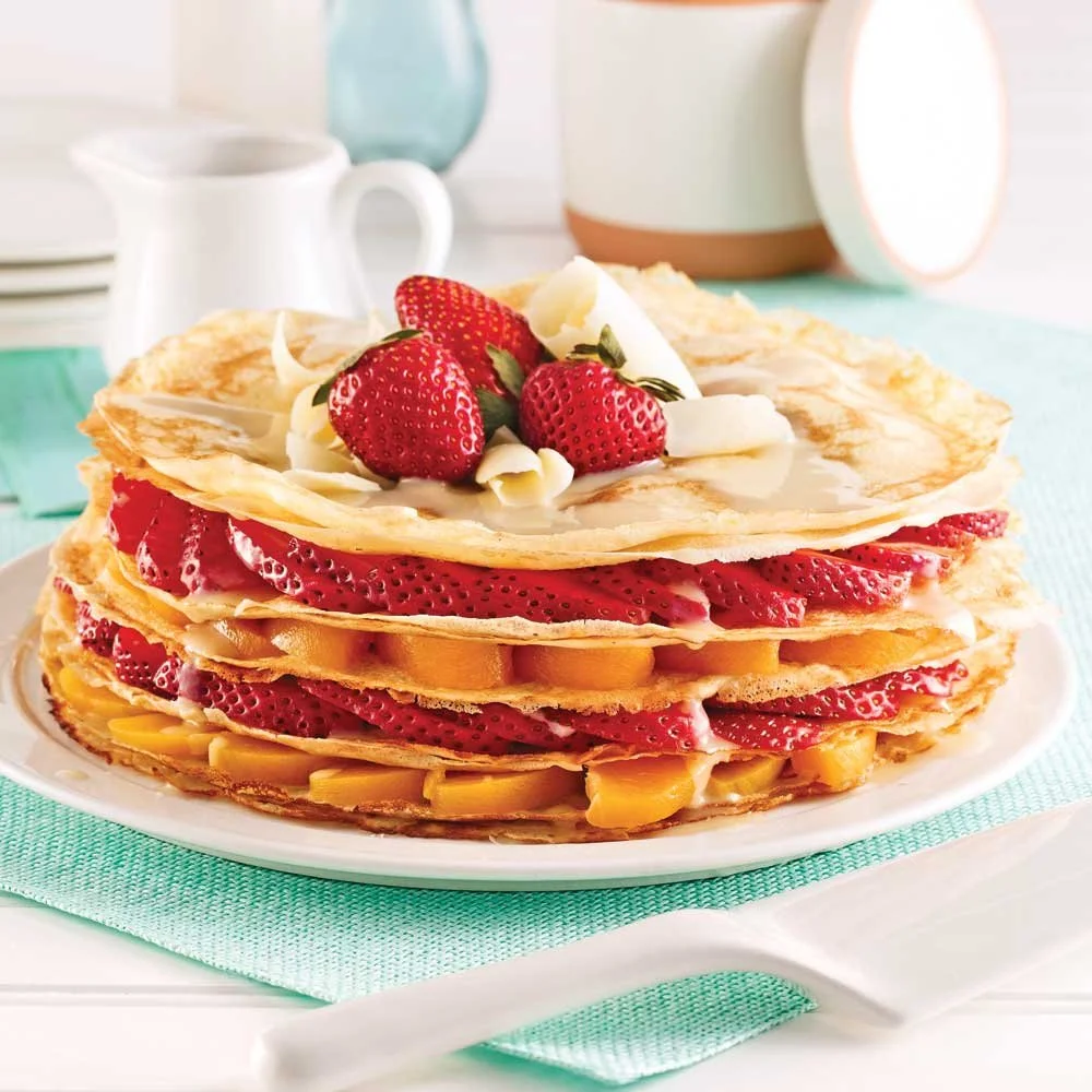 Gâteau de crêpes aux pêches et fraises, un dessert savoureux et frais