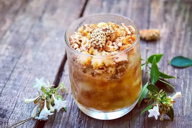 Haricots blancs et aubergines rôtis sur une assiette savoureuse