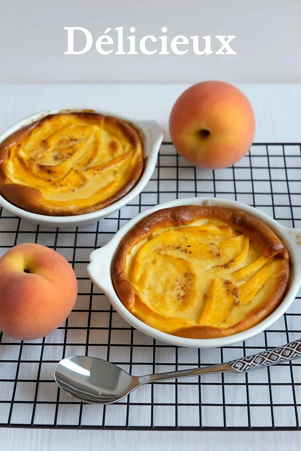 Mini Clafoutis de Pêches sortant du four, dorés et appétissants