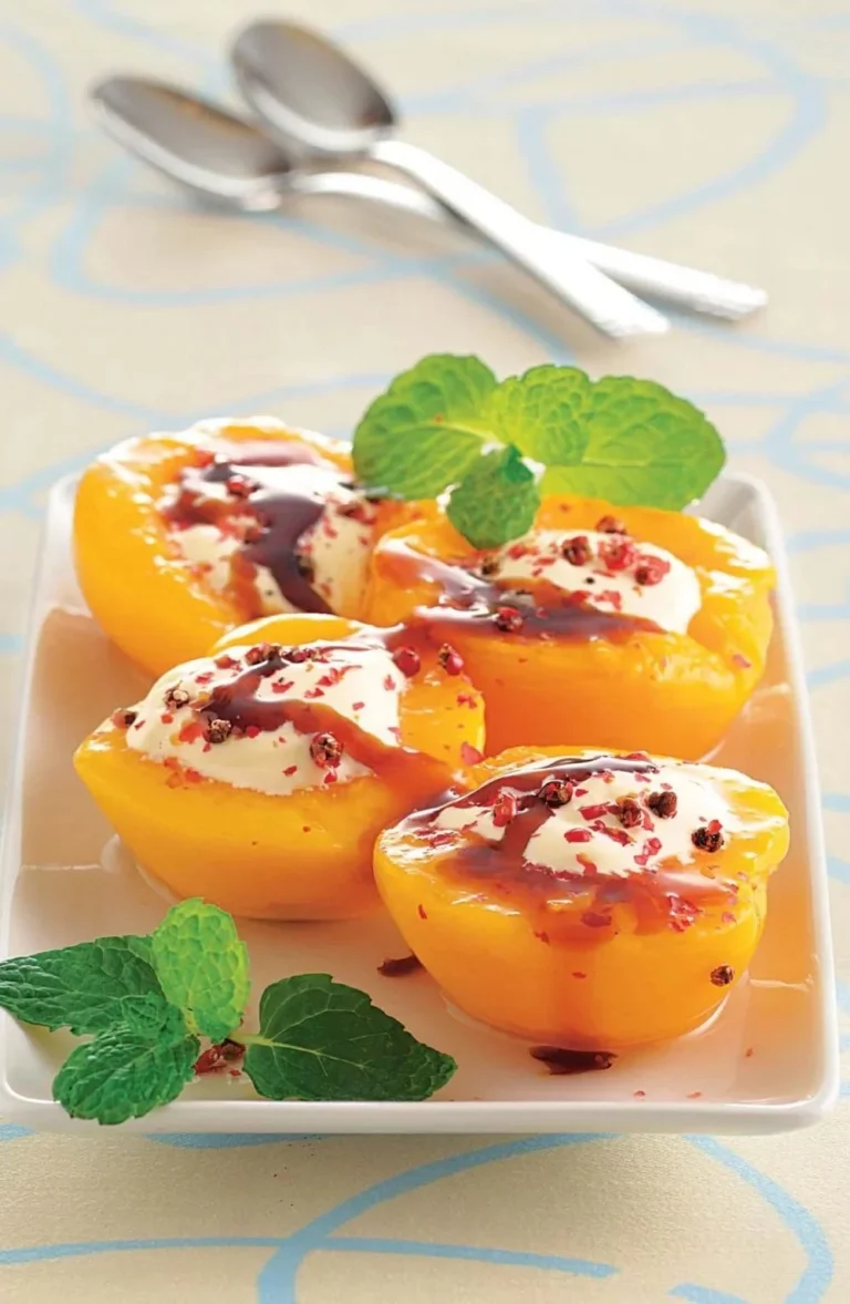 Moitiés de pêches à la crème d'érable sur une assiette élégante