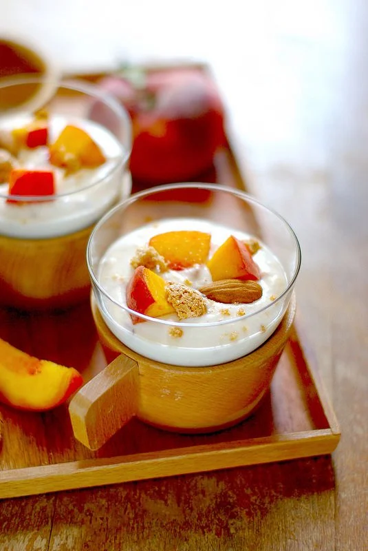 Mousse de Ricotta accompagnée de morceaux de pêche fraîche