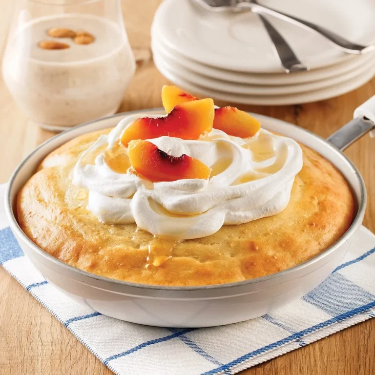 Pancake de Pêche Géant moelleux avec tranches de pêche fraîche sur le dessus