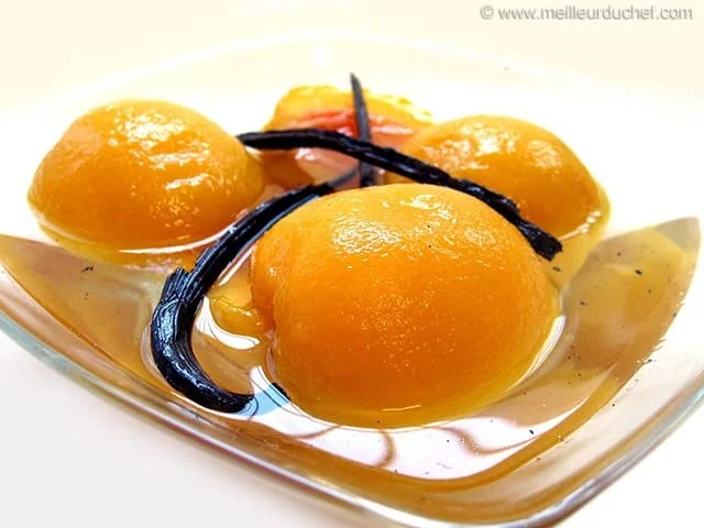 Pêches au sirop dans un bocal, un dessert fruité et sucré classique