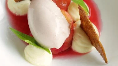 Pêches blanches à la verveine servies dans un bol élégant