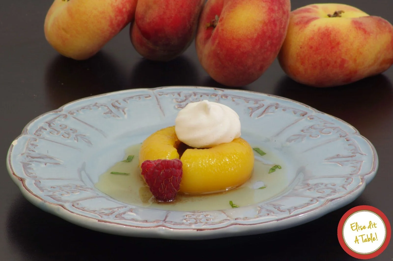 Pêches plates pochées dans un sirop de verveine et coulis de framboise