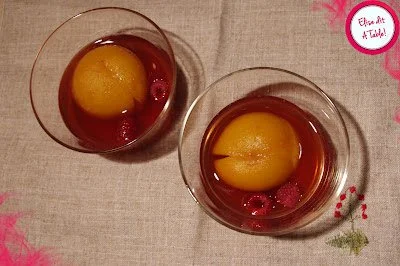 Pêches pochées au thé servies dans un bol décoratif.