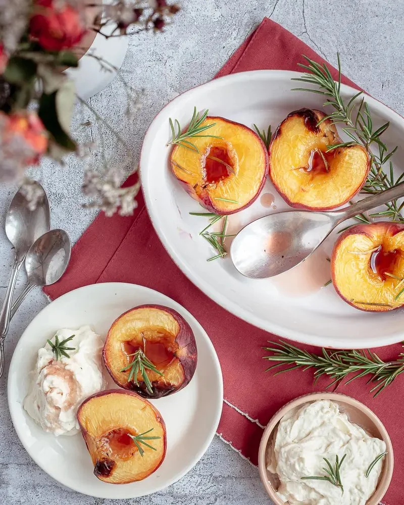 Pêches rôties dorées servies avec une garniture sucrée
