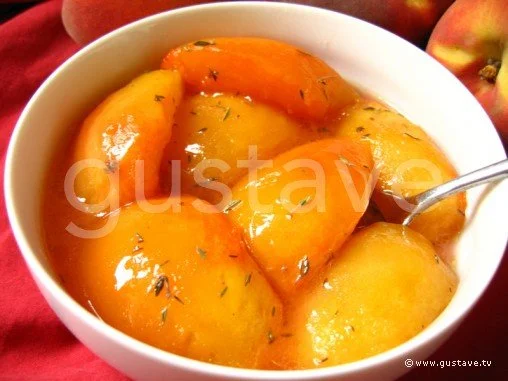 Pêches rôties avec citron et thym sur une assiette