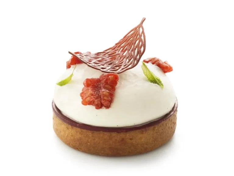 Tarte aux pêches blanches et fraises, dessert fruité et appétissant