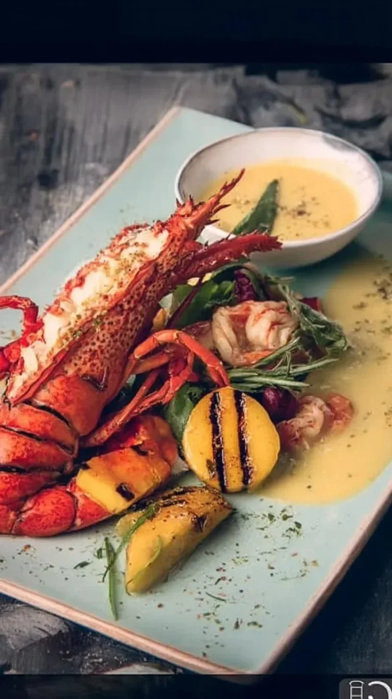 Homard bleu rôti avec sauce au curry et mangue grillée