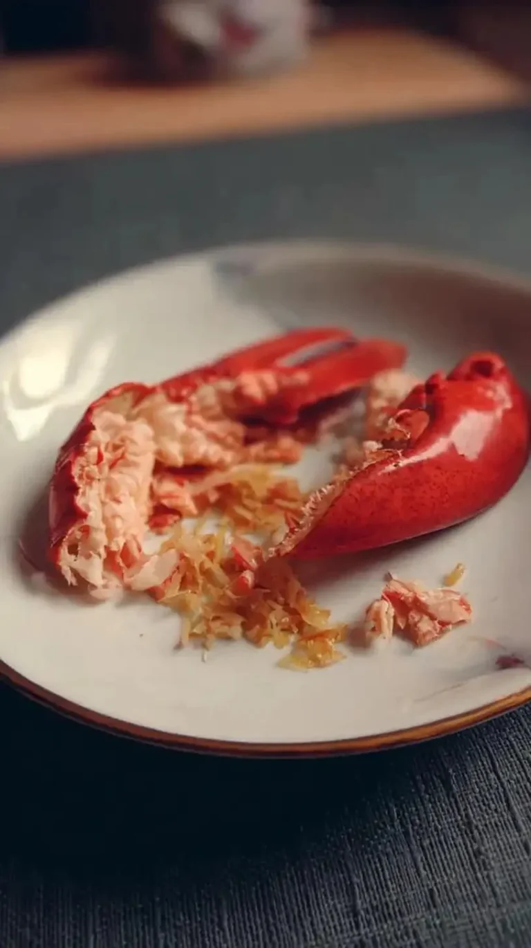 Homard cuit dans son jus, un plat délicieux et raffiné pour les amateurs de fruits de mer.