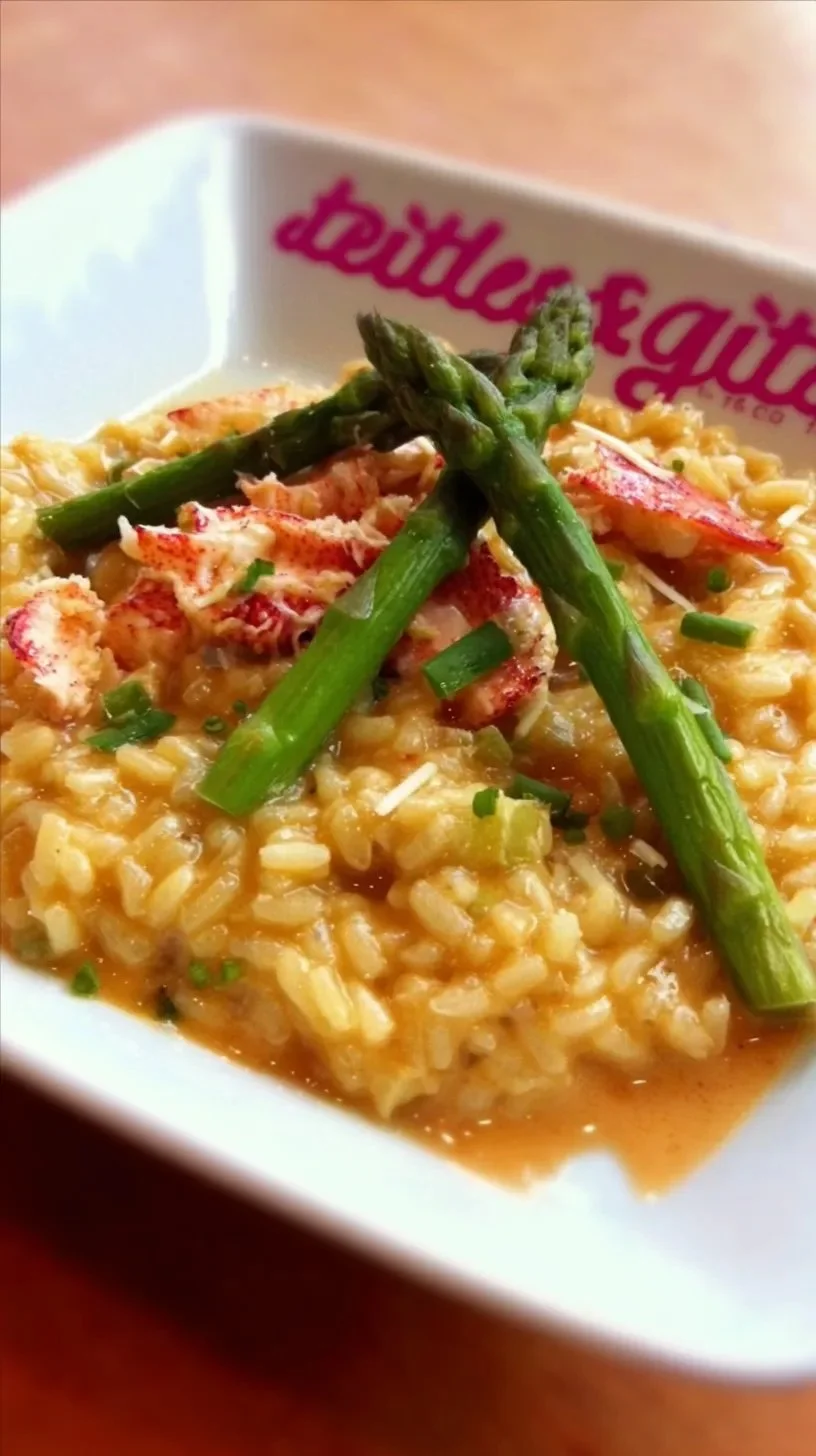 Risotto crémeux aux poireaux, asperges et bisque de homard, plat gastronomique.