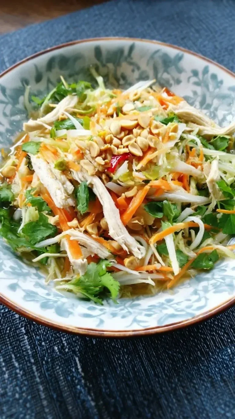 Salade asiatique au poulet mariné avec légumes croquants et vinaigrette