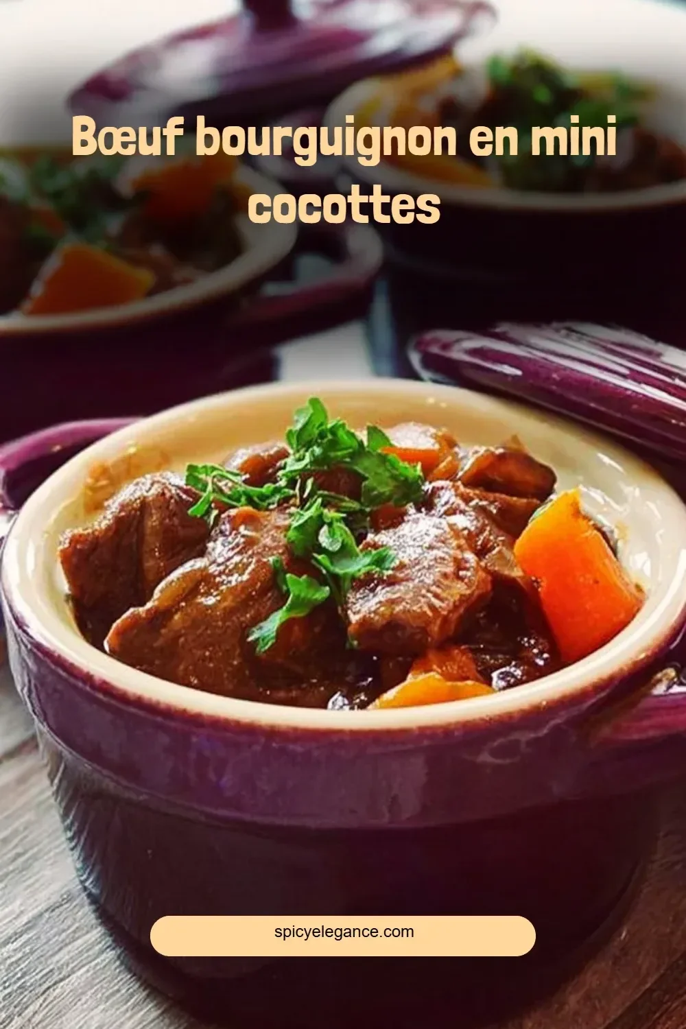 Bœuf bourguignon en mini cocottes prêtes à servir dans une belle présentation.