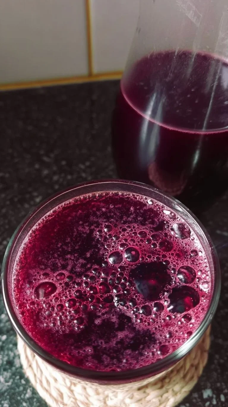 Chicha morada, bebida peruana de maíz morado en un vaso decorativo