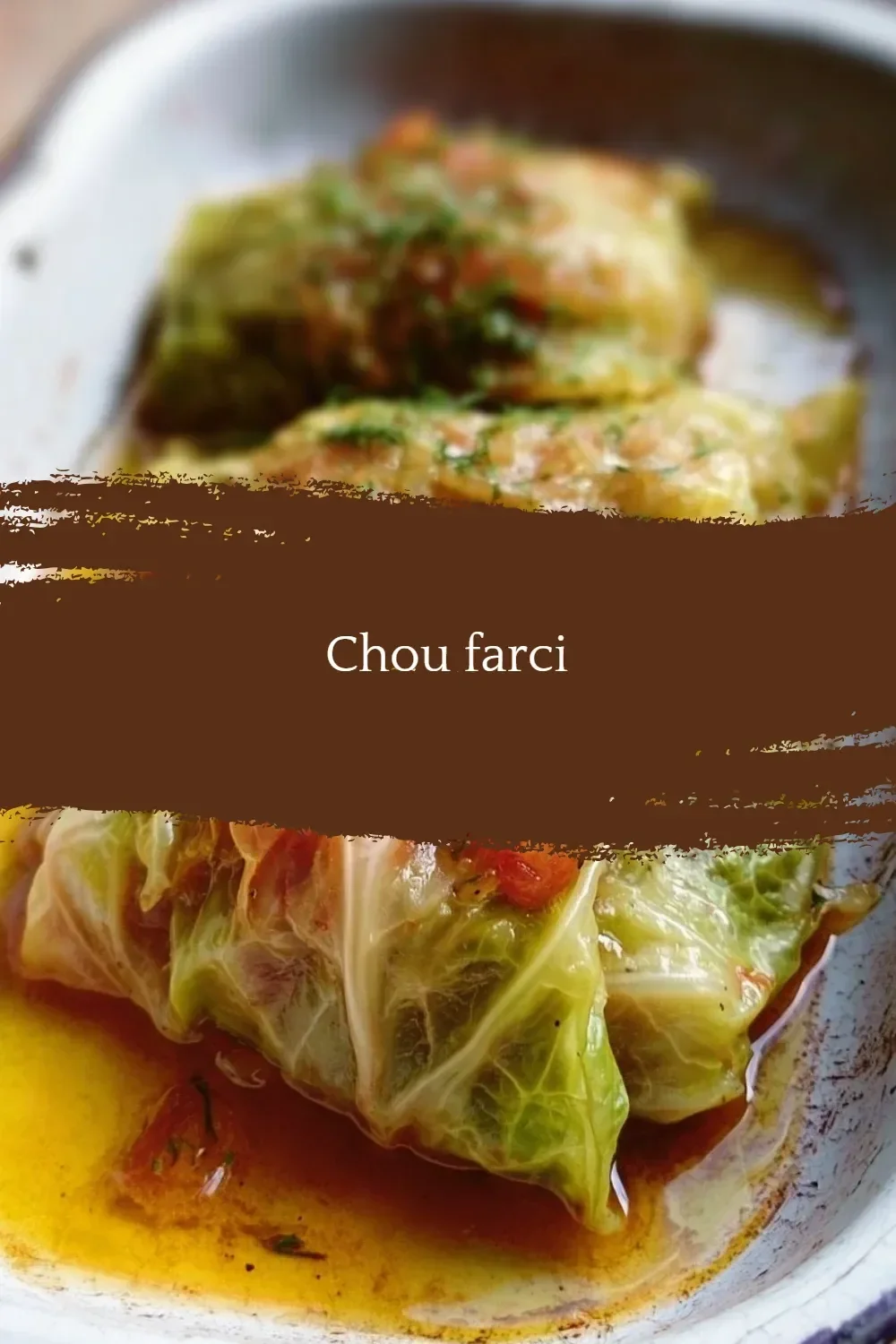 Chou farci garni de viande et légumes, plat traditionnel français.