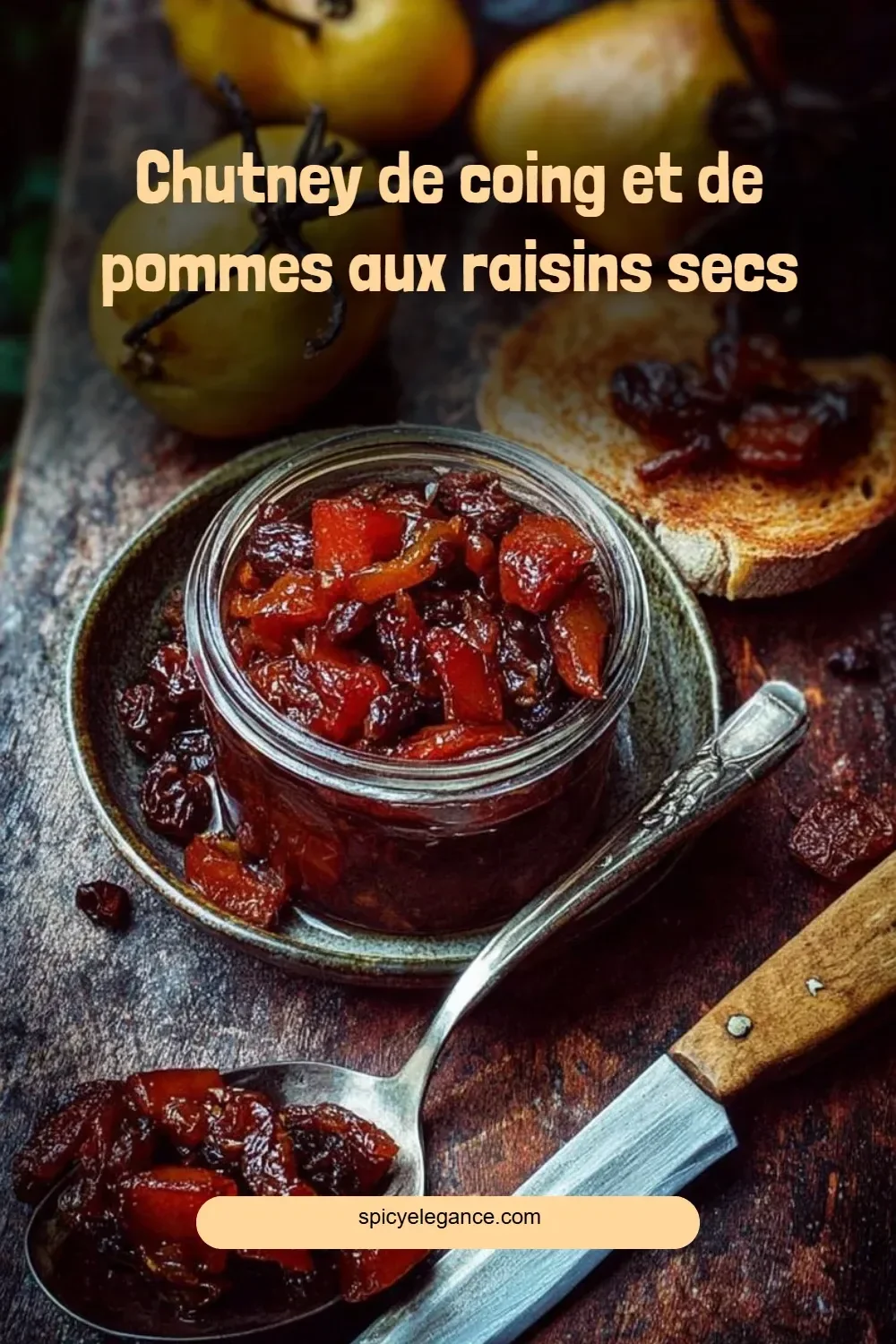 Chutney de coing et de pommes aux raisins secs dans un pot en verre