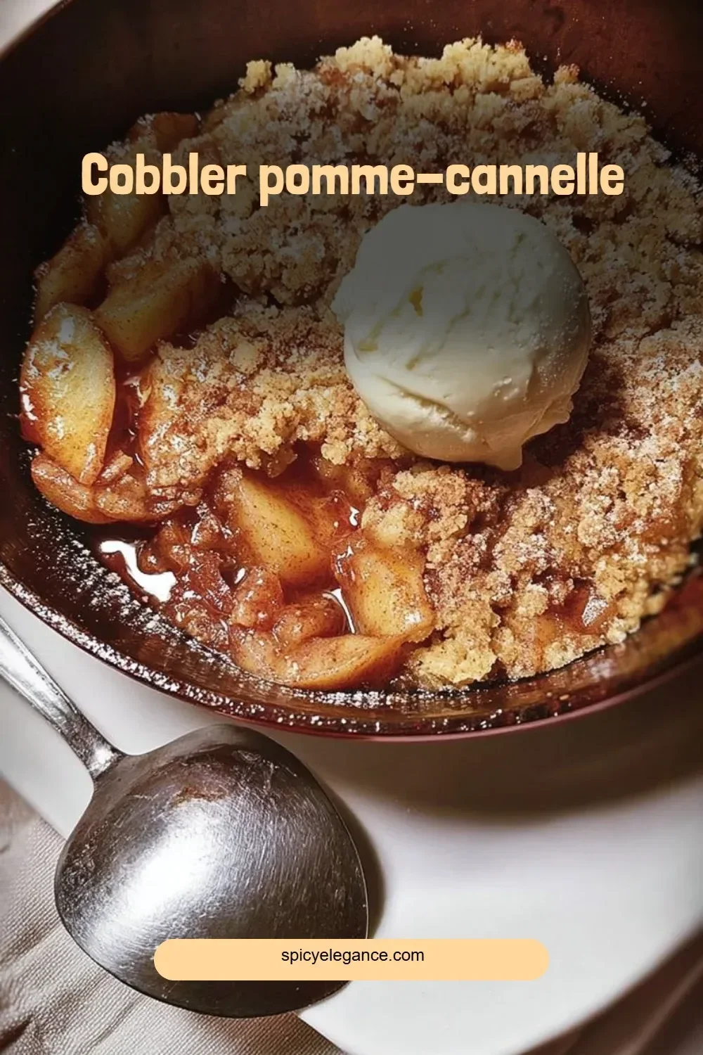 Cobbler pomme-cannelle frais et appétissant, avec pommes et cannelle au four.