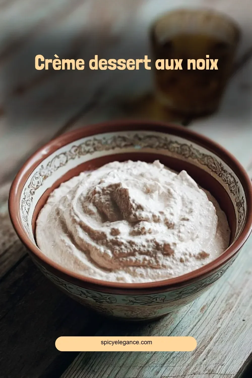 Crème dessert aux noix servie dans un bol délicat.