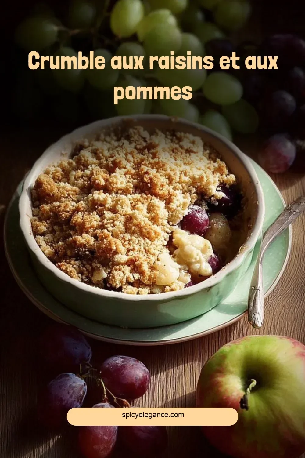 Crumble aux raisins et aux pommes, un dessert savoureux et réconfortant.
