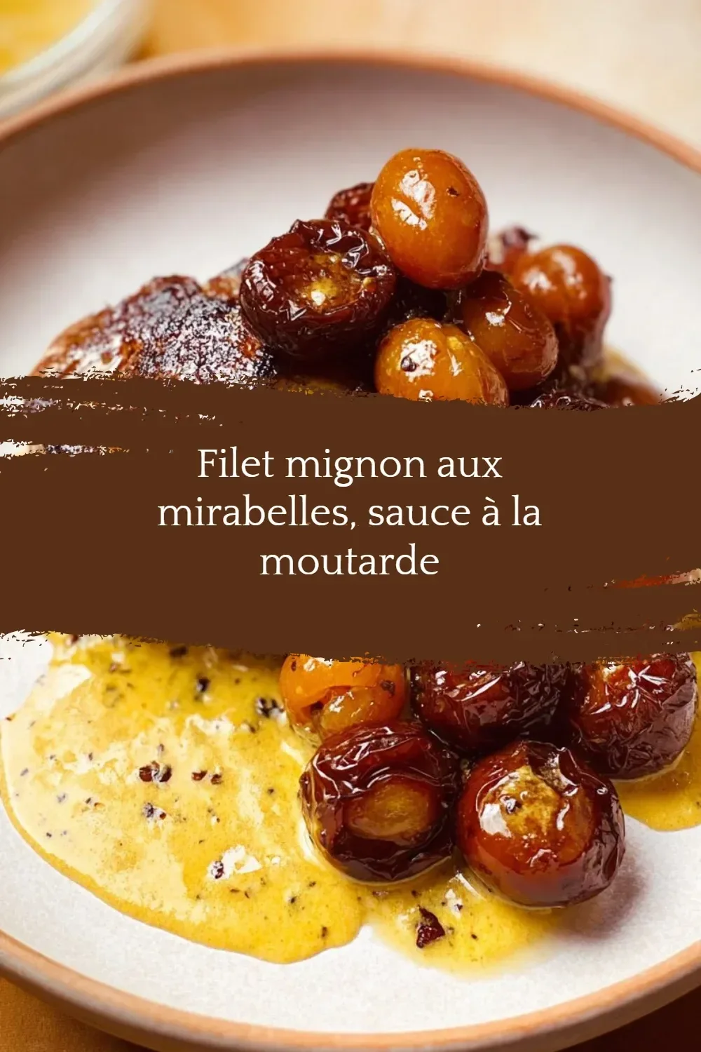 Filet mignon aux mirabelles avec sauce à la moutarde sur une assiette élégante