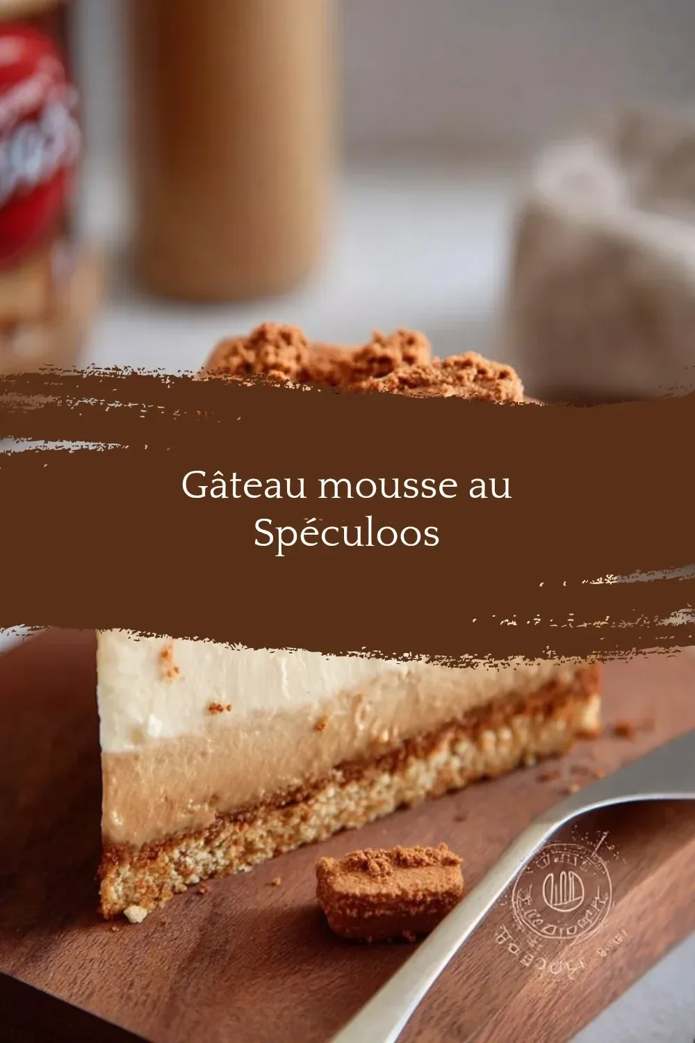 Delicious Gâteau mousse au Spéculoos topped with crushed cookies