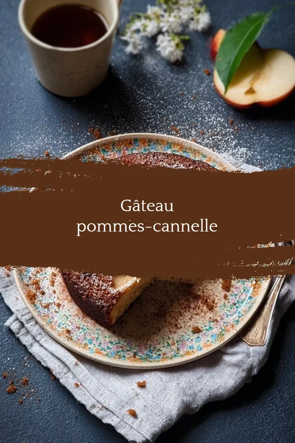 Gâteau aux pommes et à la cannelle, moelleux et parfumé, sur une assiette.