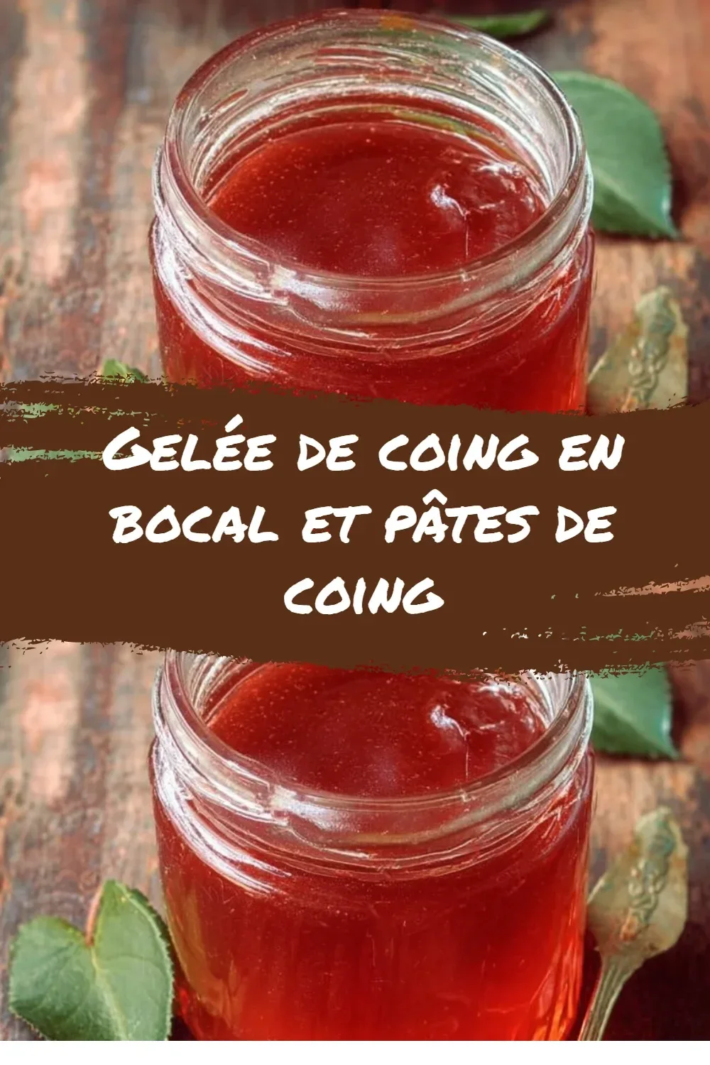 Bocal de gelée de coing et pâtes de coing maison sur une table en bois.