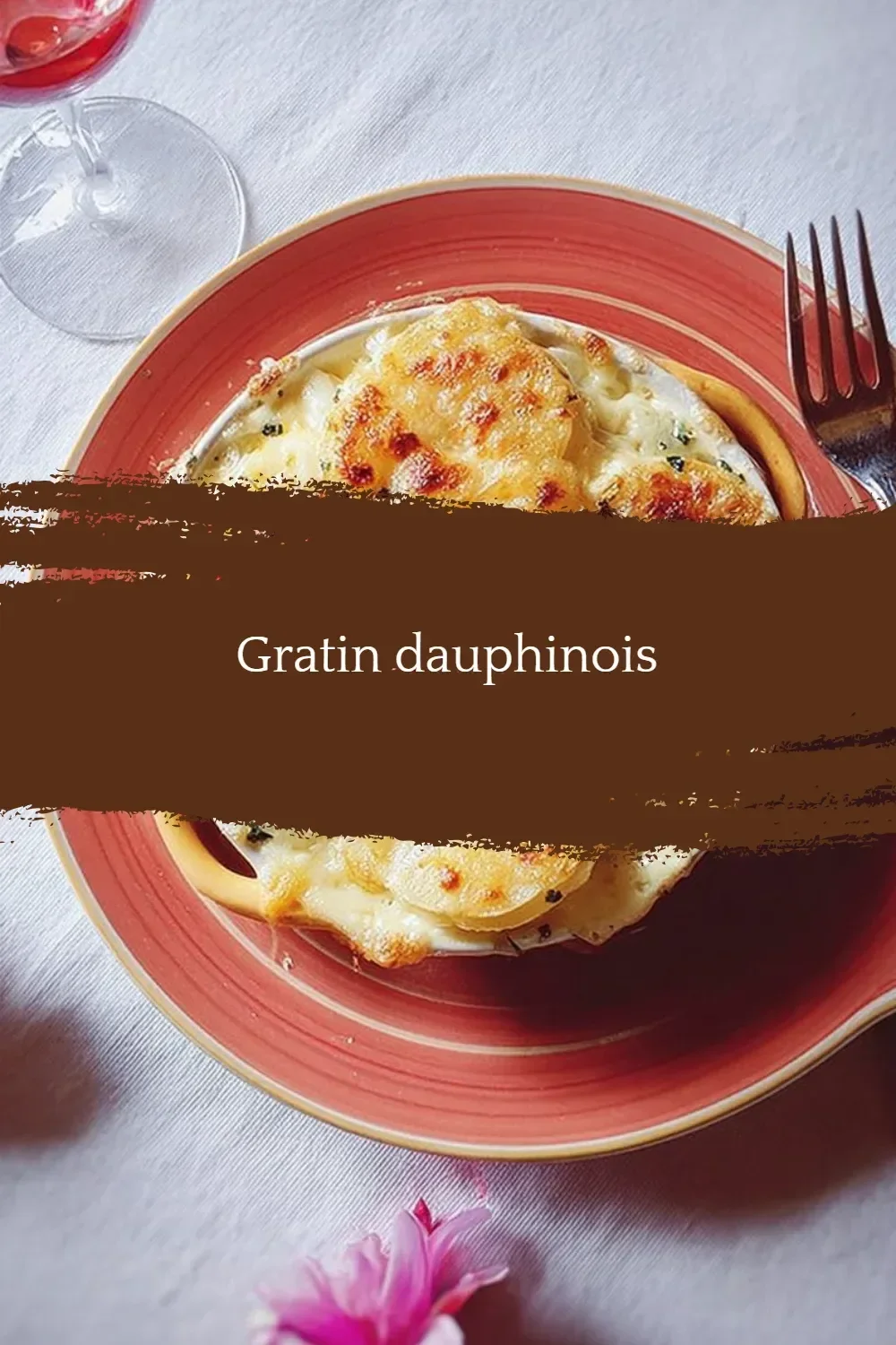 Plat de gratin dauphinois aux pommes de terre crémeux et doré au four.