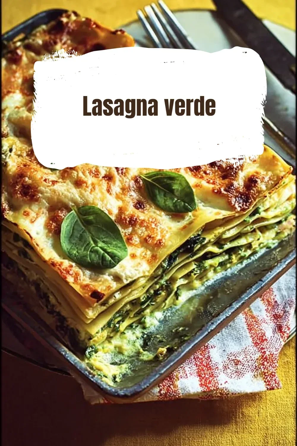 Lasagna verde garnie de légumes frais et de sauce béchamel