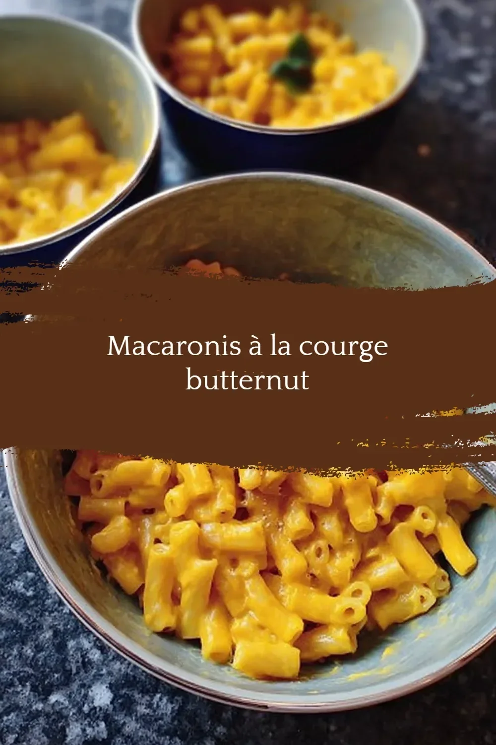 Plat de macaronis à la courge butternut, savoureux et réconfortant.