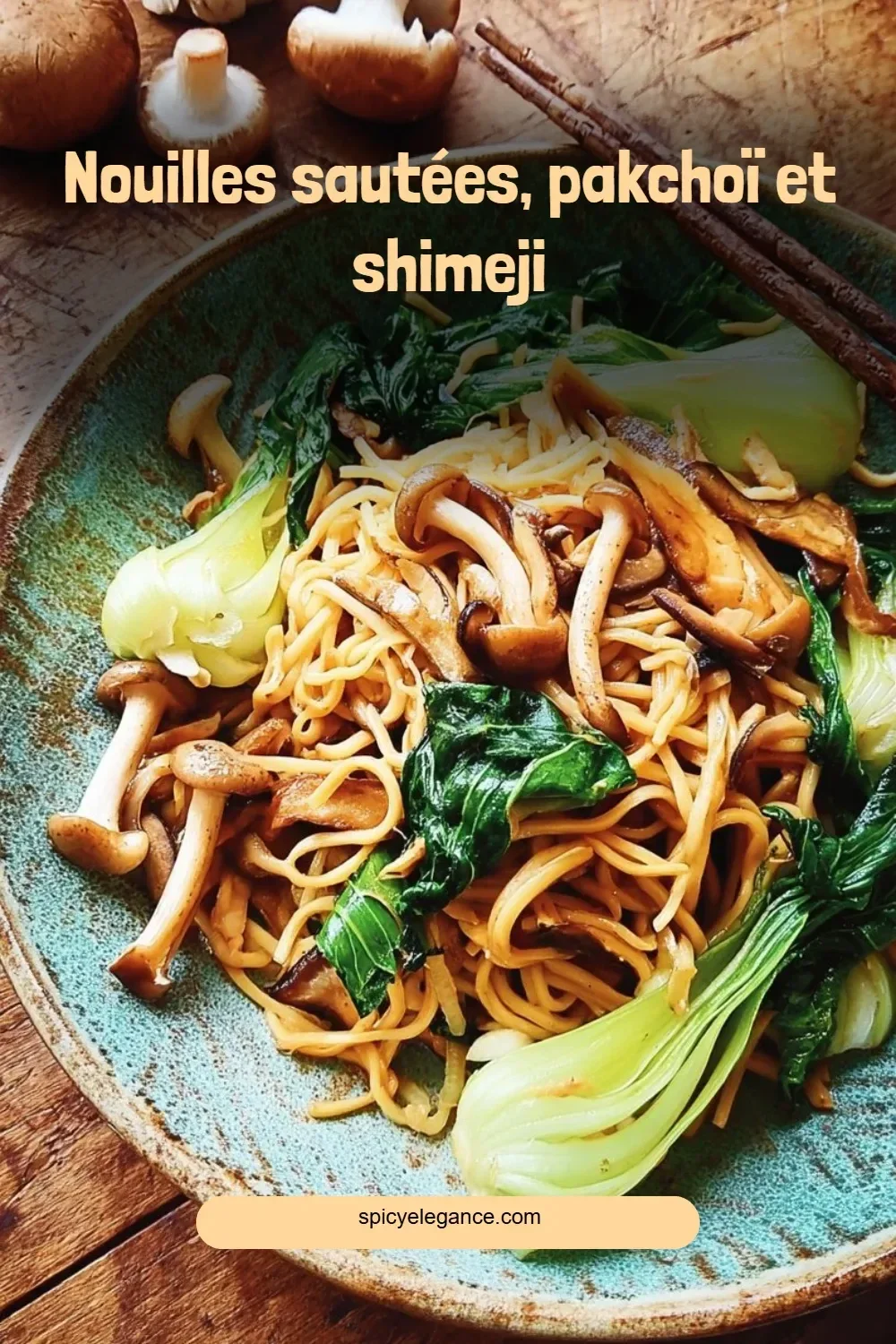 Nouilles sautées avec pakchoï et champignons shimeji dans une assiette colorée.