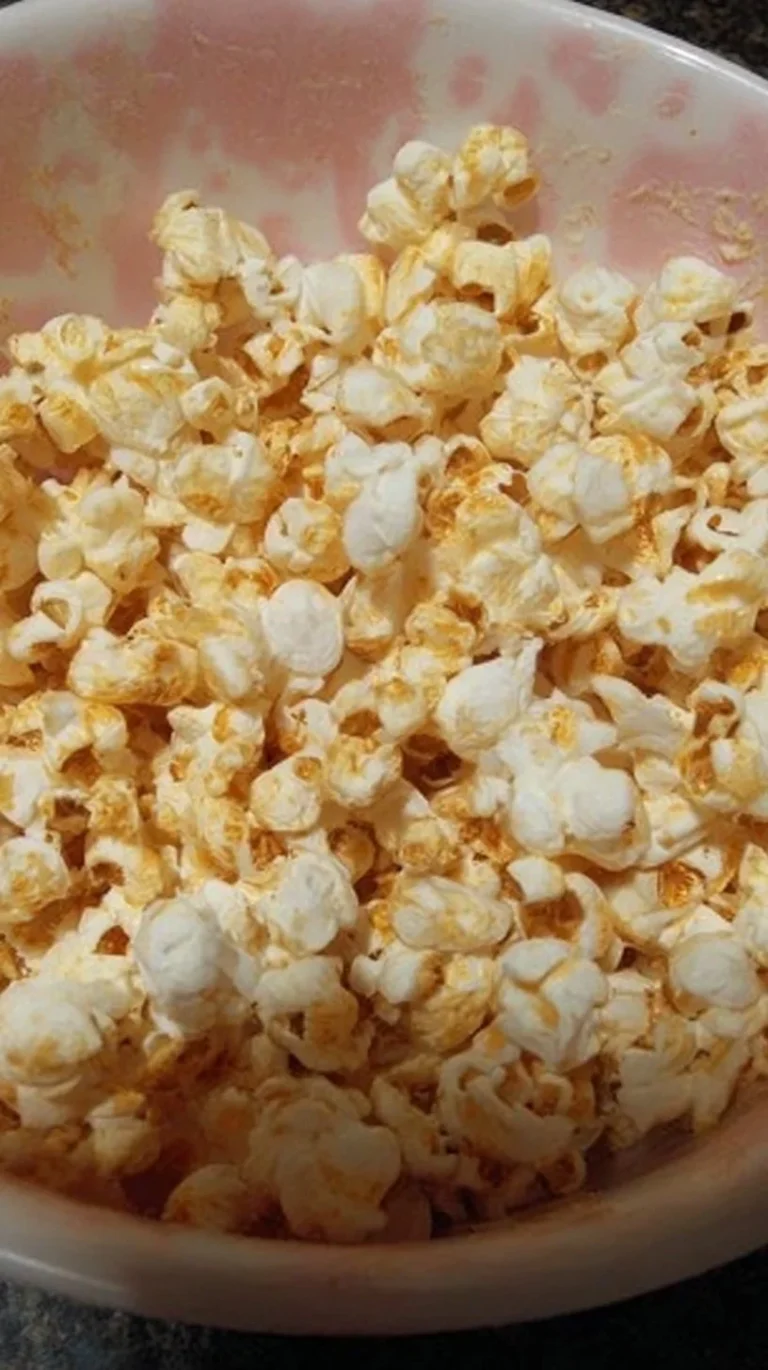 Palomitas caseras a la mantequilla listas para servir