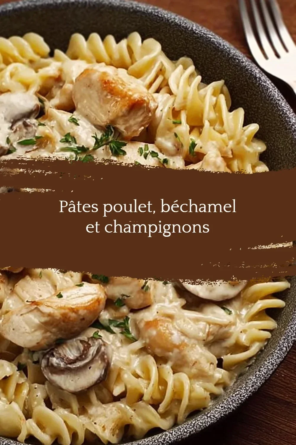 Plat de pâtes poulet, béchamel et champignons, savoureux et réconfortant