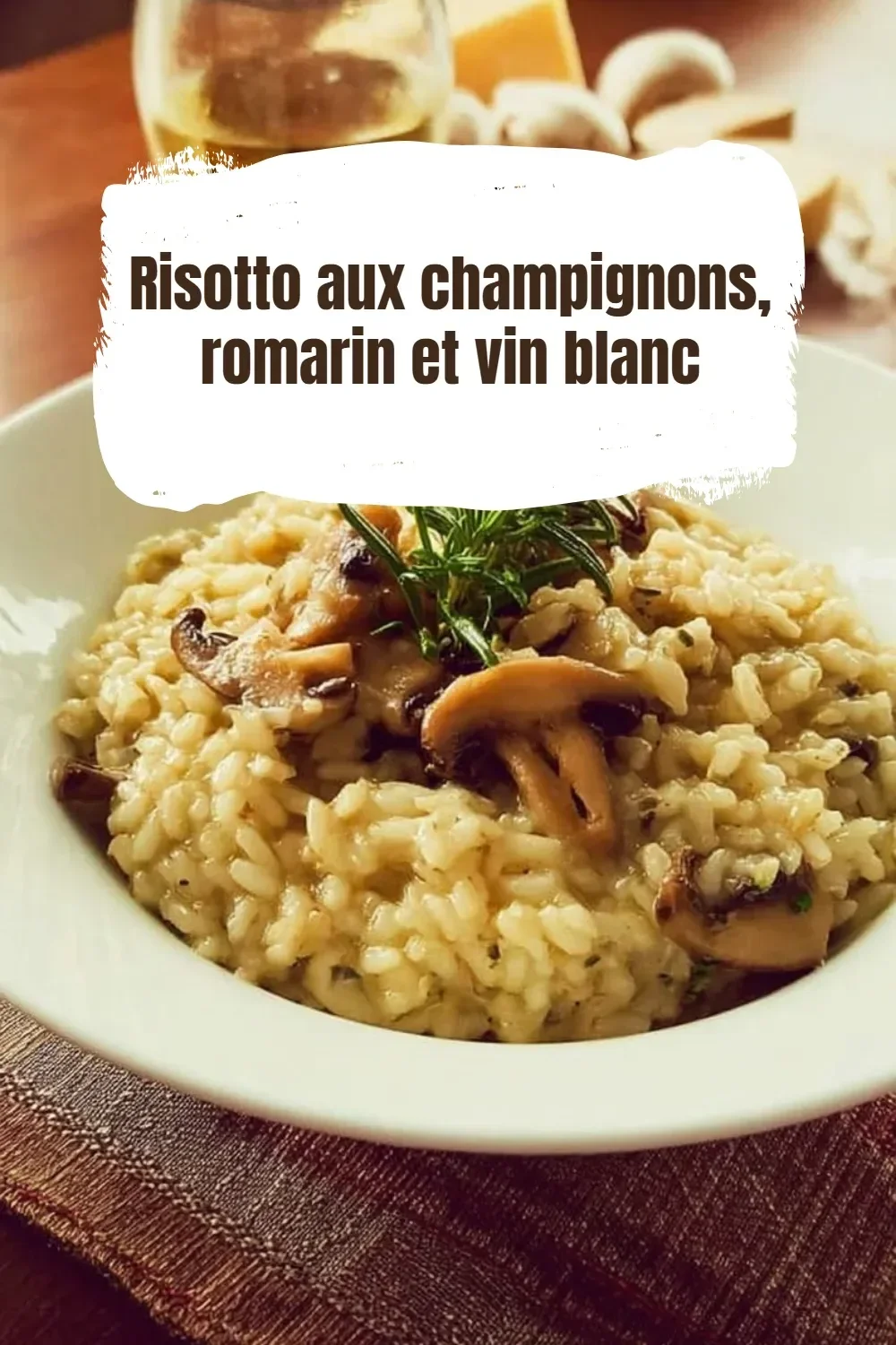 Risotto aux champignons, romarin et vin blanc servi dans un plat élégant.