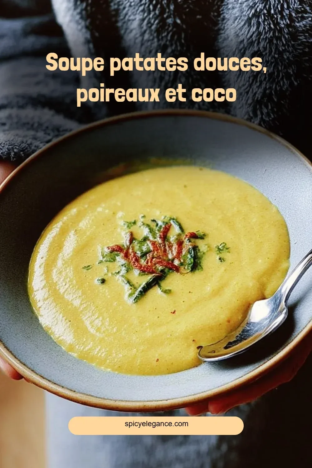Soupe patates douces, poireaux et coco servie dans un bol