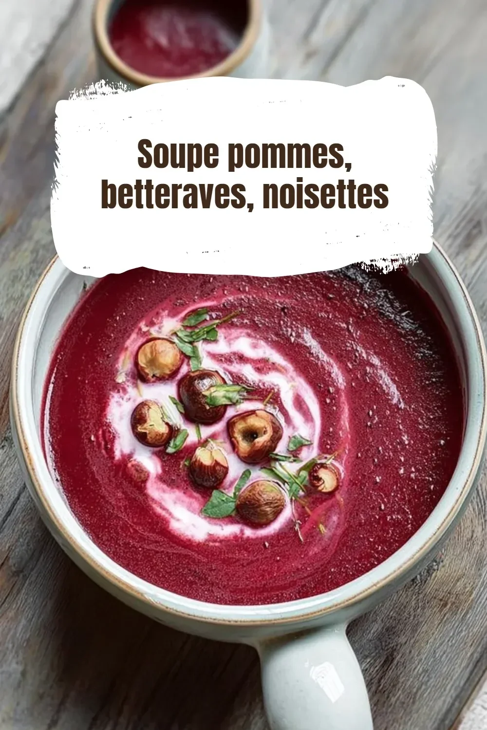 Soupe pommes avec betteraves et noisettes, un plat savoureux et réconfortant.