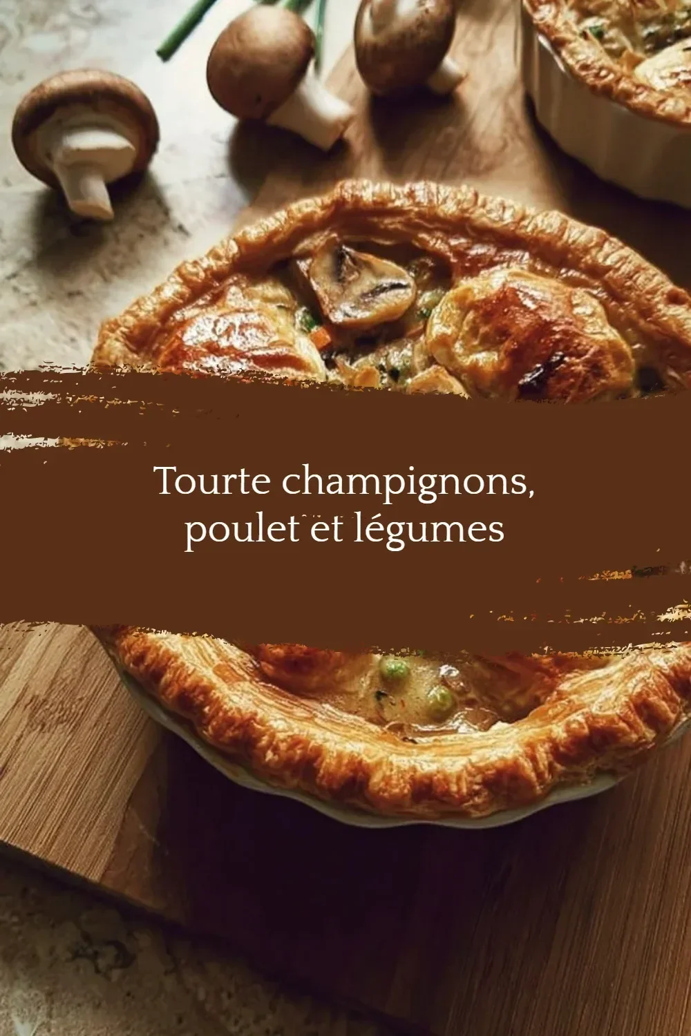 Tourte champignons avec poulet et légumes, plat savoureux et réconfortant.