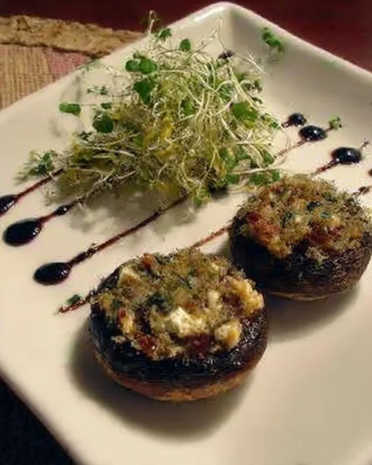 Champignons Farcis au Chèvre et Balsamique présentés dans une assiette élégante