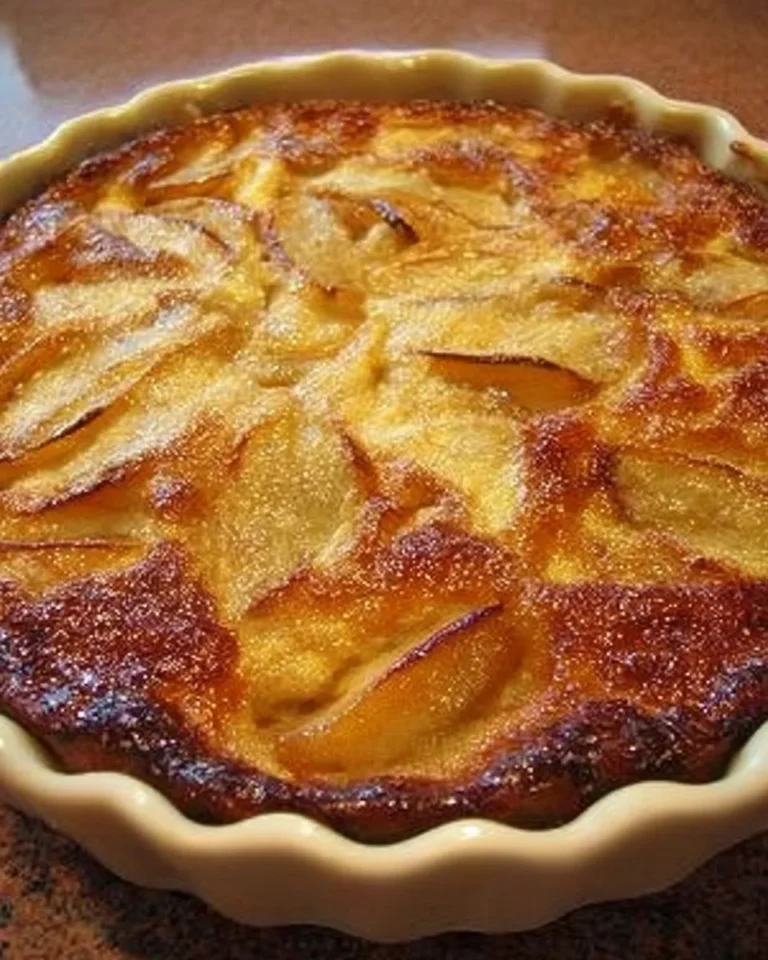 Clafoutis aux pommes de Gabrielle, un dessert français traditionnel et savoureux.