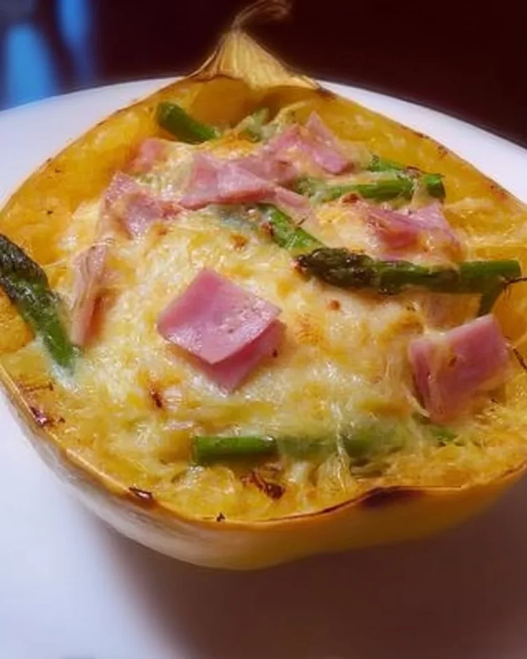 Plat de courge spaghetti avec sauce jambon, asperges et fromage