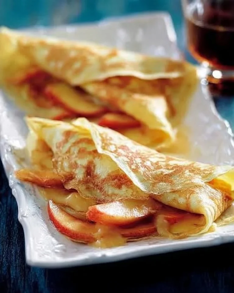 Crêpes aux pommes et cheddar garnies de morceaux de pommes et de fromage fondu