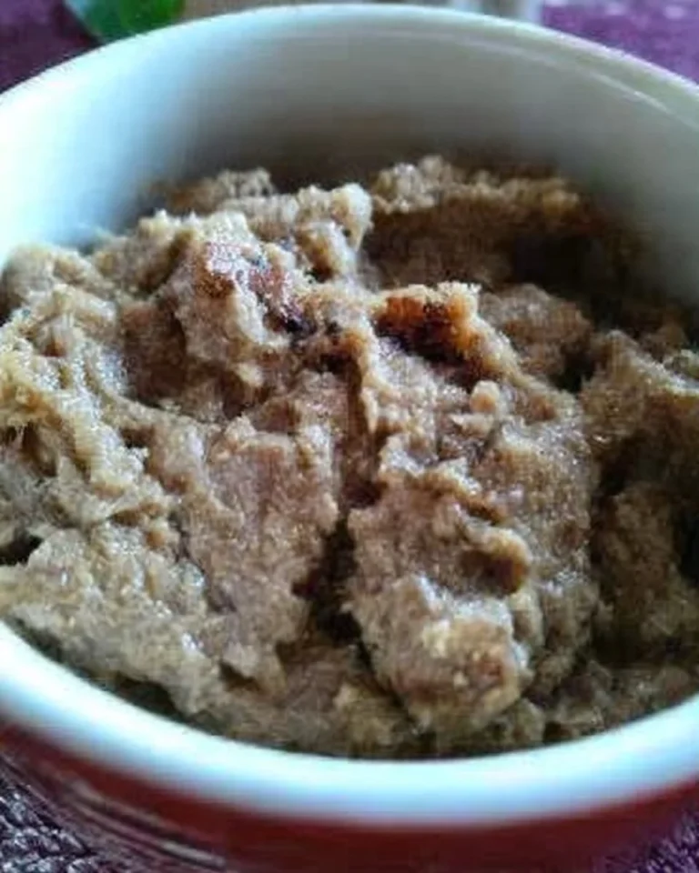 Cretons de porc maison sur une tartine, plat traditionnel québécois.