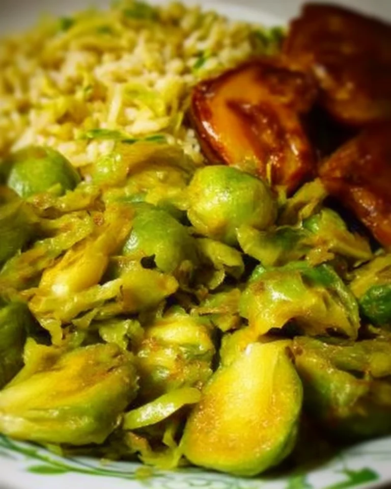 Émincé de choux de Bruxelles savoureux et sain, prêt à être dégusté.